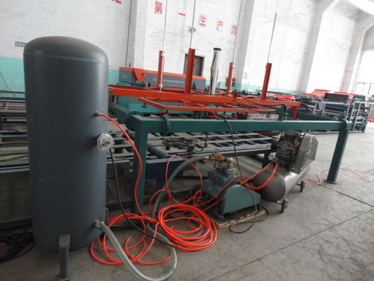 เครื่องทำแผงแซนวิช, เครื่องขึ้นรูปแผ่นหลังคาผนัง MGO ในแนวนอน