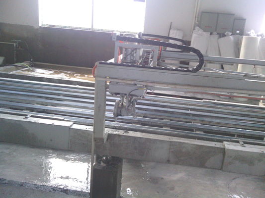 เครื่องทำแผงผนังเบา Sandwich พร้อมเทคโนโลยีการอัดรีดแบบลูกกลิ้งคู่ขับเคลื่อนสองทาง