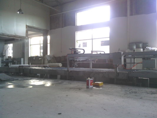 เครื่องทำแผงผนังเบา Sandwich พร้อมเทคโนโลยีการอัดรีดแบบลูกกลิ้งคู่ขับเคลื่อนสองทาง