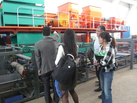 เครื่องทำกระเบื้องหลังคาชั้นเก็บความร้อนสำหรับผลิตวัสดุก่อสร้าง