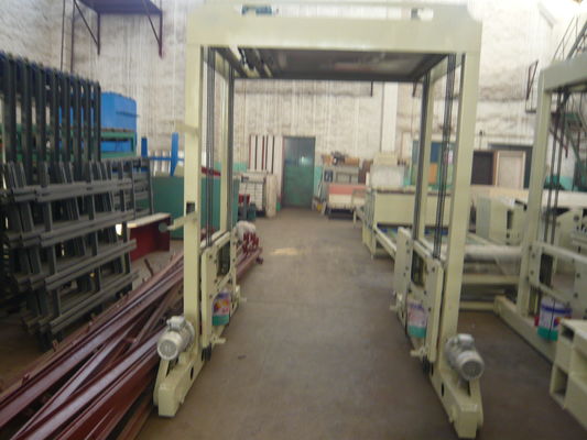 เครื่องขึ้นรูปแผงผนังน้ำหนักเบาสำหรับวัตถุดิบ Mgo / Mgcl / ตาข่ายไฟเบอร์กลาส